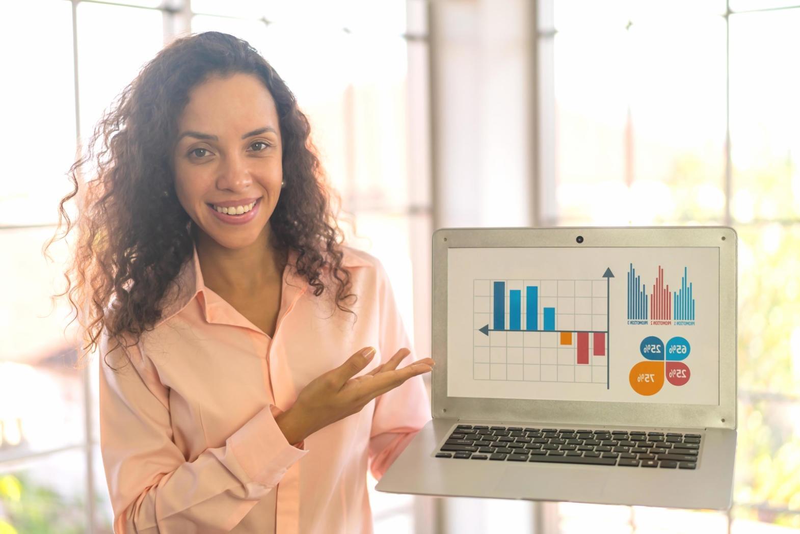 Famille participant à une session d'apprentissage sur l'investissement